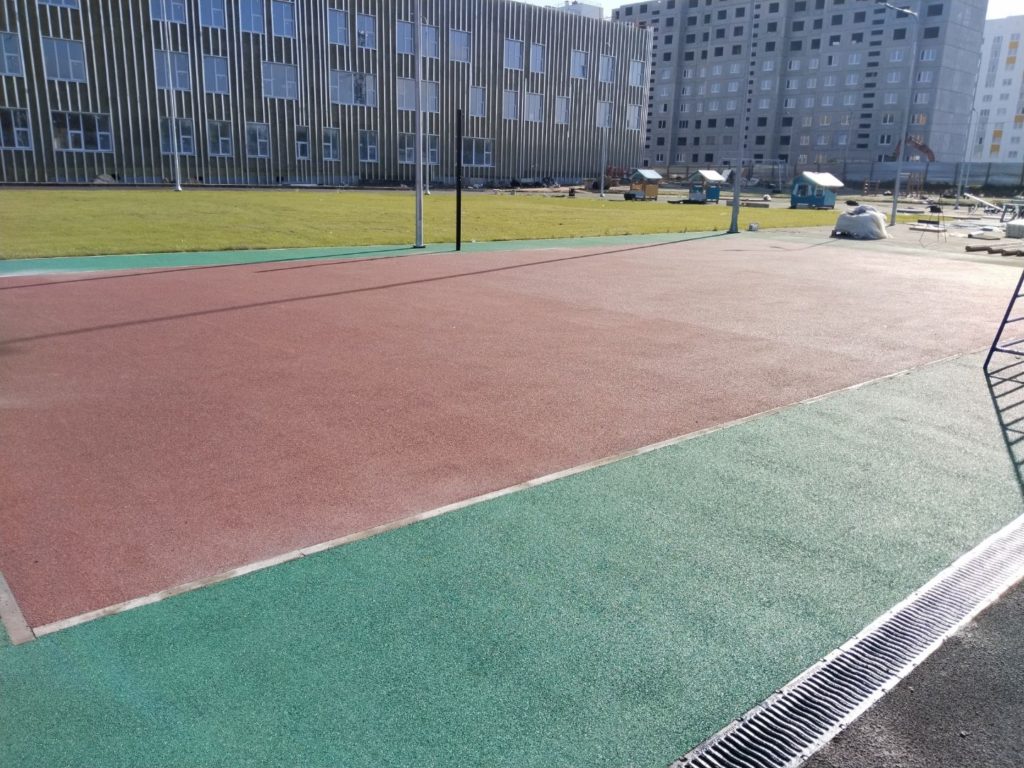 Укладка резиновой крошки на бетон